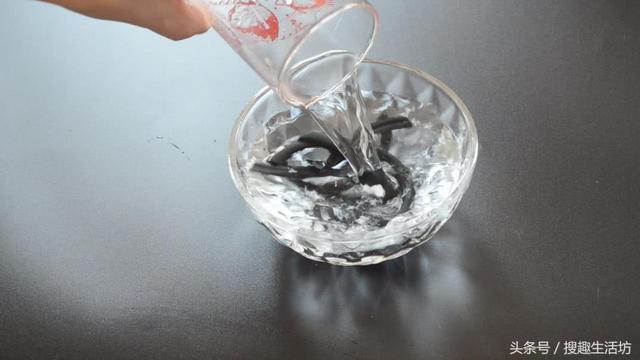 蚊香放在水裡泡一泡，沒想到作用這麼大，解決了家家戶戶的困擾