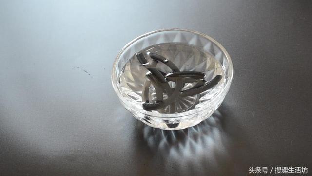 蚊香放在水裡泡一泡，沒想到作用這麼大，解決了家家戶戶的困擾