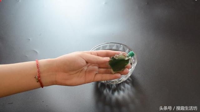 蚊香放在水裡泡一泡，沒想到作用這麼大，解決了家家戶戶的困擾