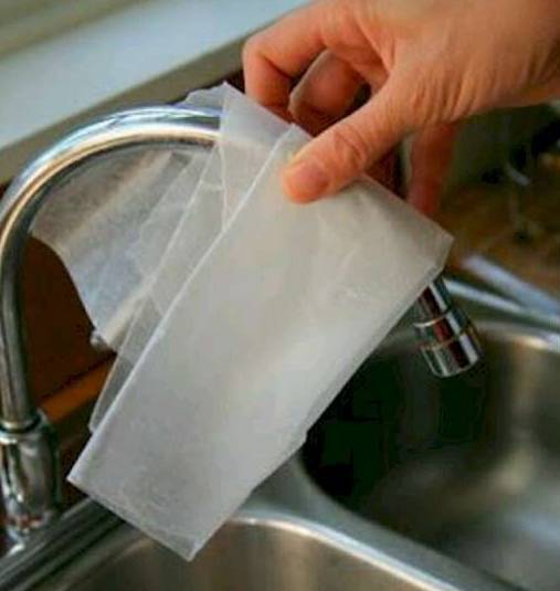 馬桶內那圈垢怎麼刷都刷不乾淨，其實只要把「這個」放進馬桶水箱裡，你就再也不用刷馬桶了．．．真的超神奇！ 