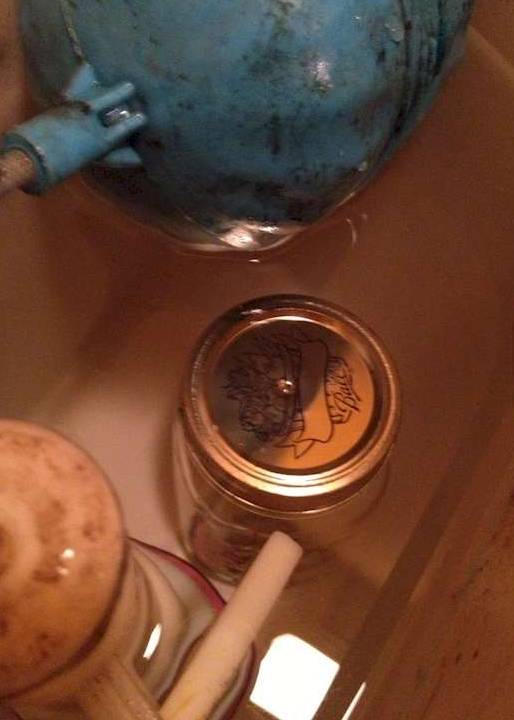 馬桶內那圈垢怎麼刷都刷不乾淨，其實只要把「這個」放進馬桶水箱裡，你就再也不用刷馬桶了．．．真的超神奇！ 