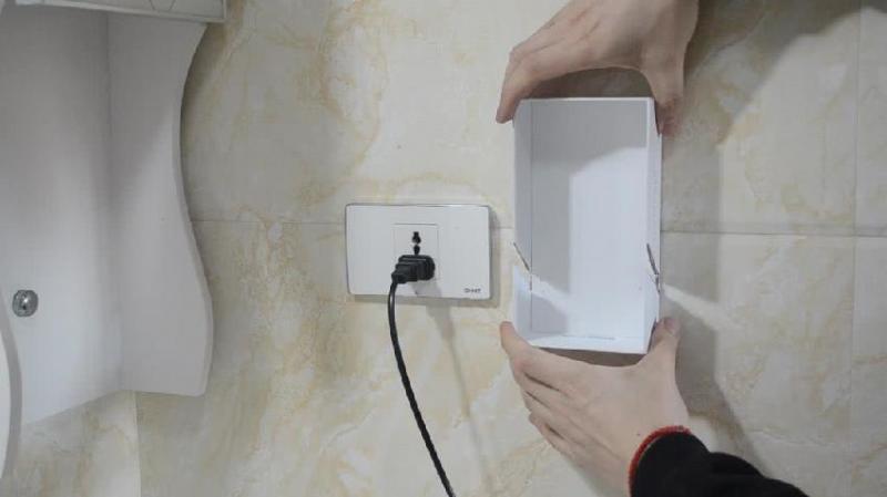 空的手機盒別再扔了，剪幾刀，粘在衛生間有大用處，省錢又實用 