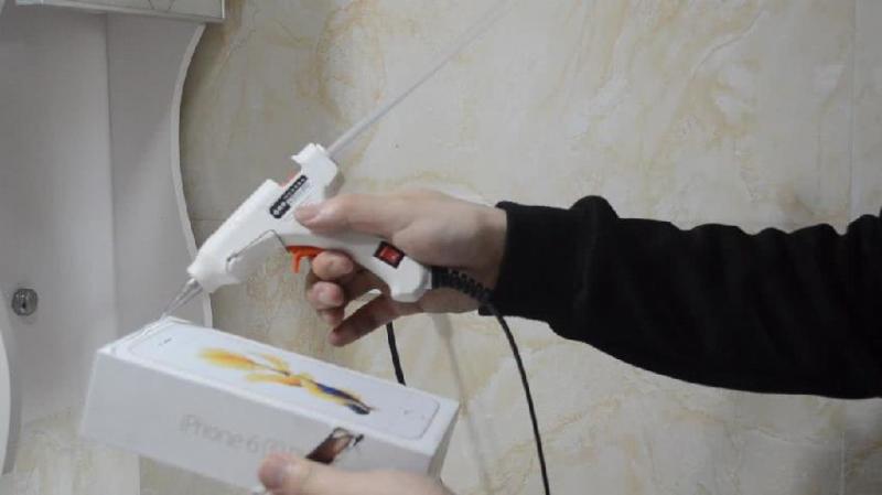 空的手機盒別再扔了，剪幾刀，粘在衛生間有大用處，省錢又實用 