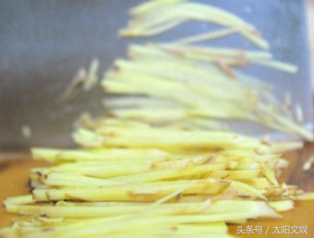「薑絲配大腸」又酸又下飯，吃了一口停不下來，直喊我還要！ 