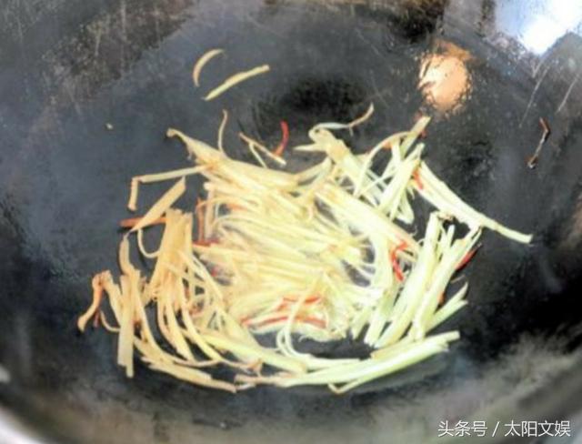 「薑絲配大腸」又酸又下飯，吃了一口停不下來，直喊我還要！ 