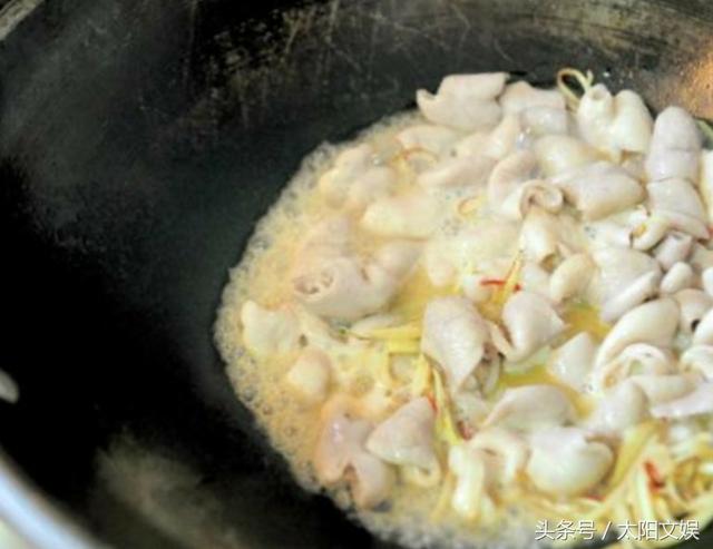「薑絲配大腸」又酸又下飯，吃了一口停不下來，直喊我還要！ 