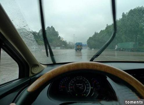  為何路邊停車都會把雨刷「立起來」？90%的人不知道原因，竟賠了好多錢！還不知道就要後悔了！