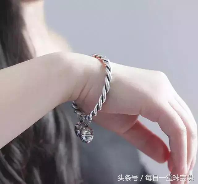左手戴玉，右手戴銀？手鐲手串佩戴有講究，分左右手，納福避災！排胎毒、祛邪祟。 