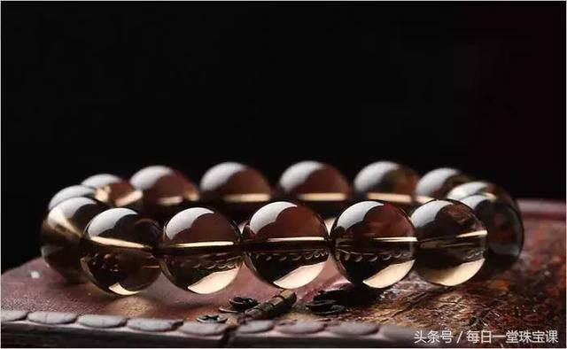 左手戴玉，右手戴銀？手鐲手串佩戴有講究，分左右手，納福避災！排胎毒、祛邪祟。 