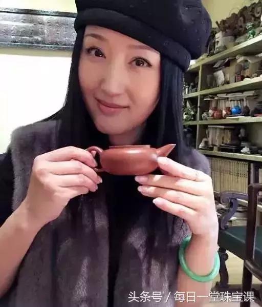 左手戴玉，右手戴銀？手鐲手串佩戴有講究，分左右手，納福避災！排胎毒、祛邪祟。 