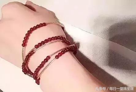 左手戴玉，右手戴銀？手鐲手串佩戴有講究，分左右手，納福避災！排胎毒、祛邪祟。 