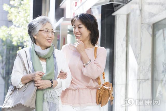 女人一過45歲，想平安度過更年期，中醫3句話要背下來！