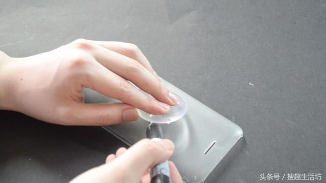 用舊的手機殼別扔了，改造一下放在家裡，超實用，人人見了都夸好
