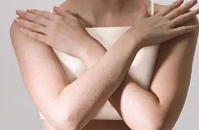 17歲女孩胸部9顆瘤！原因竟是大家都有這2個壞習慣！！ 