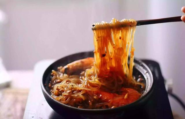 這道「鮮蝦粉絲煲」沒學太可惜，粉絲吸滿湯汁，吃一口就整鍋不放手！ 