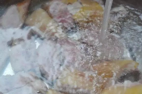 媽媽用電鍋做了一回燒豬蹄，不放一滴水，也不用一滴油，豬蹄吃起來彈牙而入味，好香。 