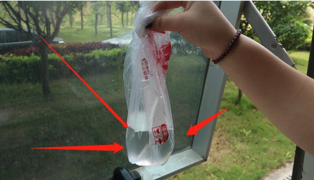 奶奶教我1招，把塑料袋裡面裝點水掛門窗邊，解決了千萬家的煩惱