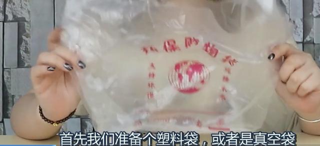 奶奶教我1招，把塑料袋裡面裝點水掛門窗邊，解決了千萬家的煩惱