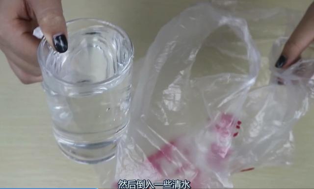 奶奶教我1招，把塑料袋裡面裝點水掛門窗邊，解決了千萬家的煩惱