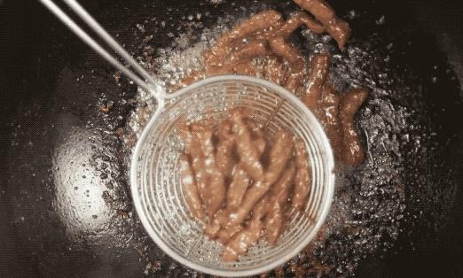 炒出來的牛肉為什麼不嫩，炒之前把牛肉加這一步，又嫩又好吃，出鍋後就被搶光 