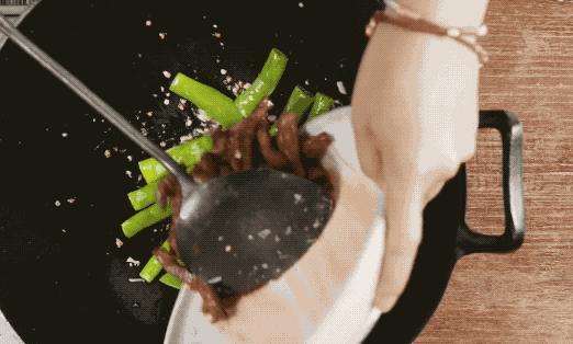 炒出來的牛肉為什麼不嫩，炒之前把牛肉加這一步，又嫩又好吃，出鍋後就被搶光 