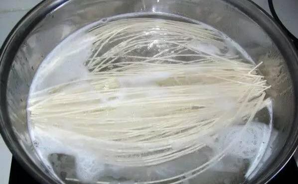 煮麵條用「熱水」還是「冷水」？正確做法原來是…這樣煮麵又快又好吃～ 