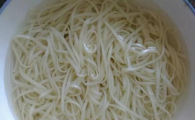 煮麵條用「熱水」還是「冷水」？正確做法原來是…這樣煮麵又快又好吃～ 