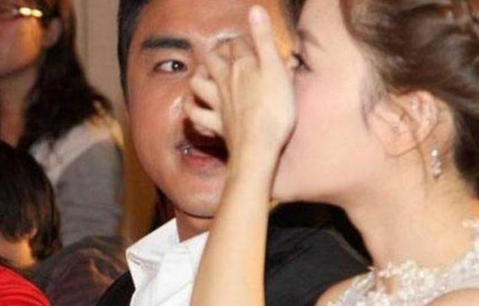 李小璐喝水被嗆著，一旁的明道傻眼了，大家注意力卻放在最後一張！