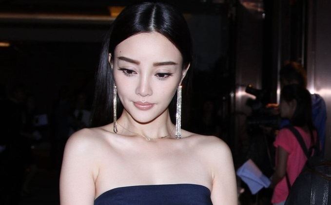 李小璐喝水被嗆著，一旁的明道傻眼了，大家注意力卻放在最後一張！