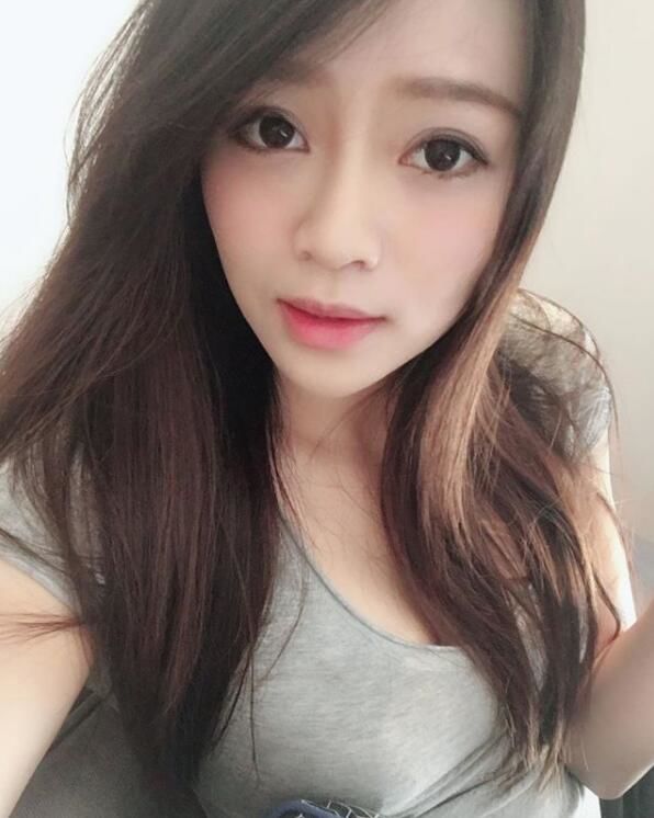 穿這樣去運動要人眼睛看哪？空姐穿小短T上健身房...超巨長輩快爆出來：制服扣子很繃吧