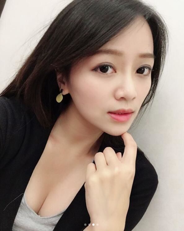 穿這樣去運動要人眼睛看哪？空姐穿小短T上健身房...超巨長輩快爆出來：制服扣子很繃吧