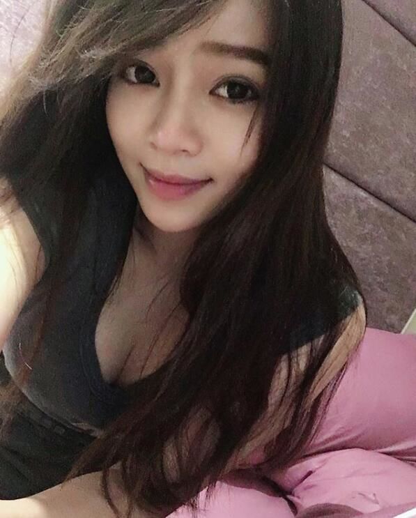 穿這樣去運動要人眼睛看哪？空姐穿小短T上健身房...超巨長輩快爆出來：制服扣子很繃吧