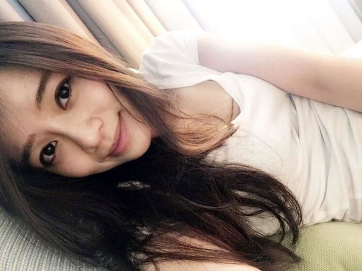 穿這樣去運動要人眼睛看哪？空姐穿小短T上健身房...超巨長輩快爆出來：制服扣子很繃吧