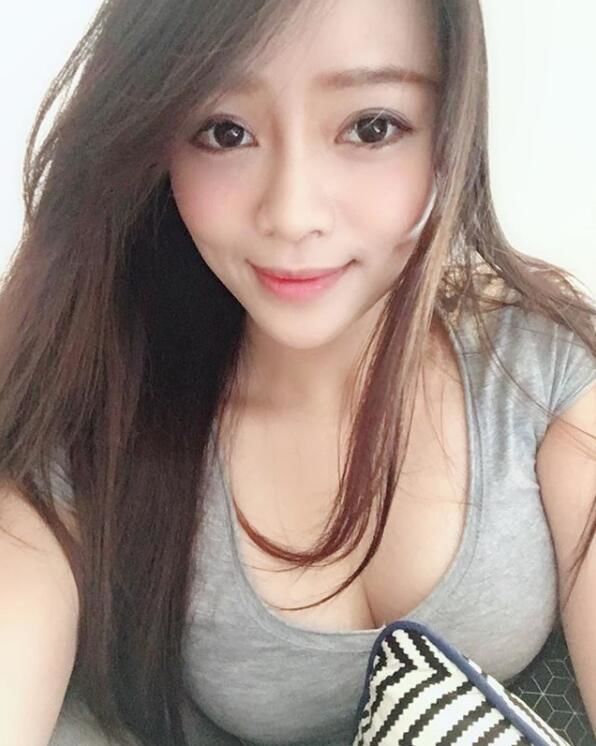 穿這樣去運動要人眼睛看哪？空姐穿小短T上健身房...超巨長輩快爆出來：制服扣子很繃吧