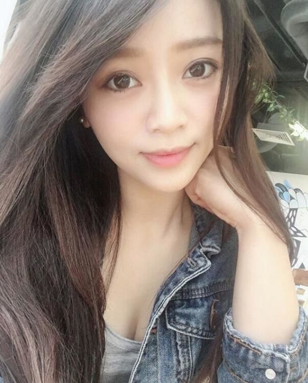 穿這樣去運動要人眼睛看哪？空姐穿小短T上健身房...超巨長輩快爆出來：制服扣子很繃吧