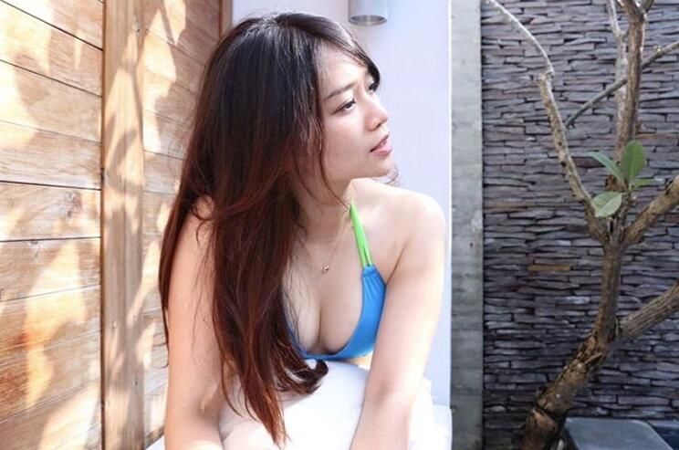 穿這樣去運動要人眼睛看哪？空姐穿小短T上健身房...超巨長輩快爆出來：制服扣子很繃吧