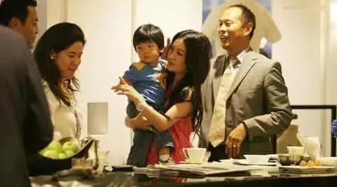 娛樂圈眾多明星收養孤兒，她卻被養女背叛搶走了丈夫！真是打臉！