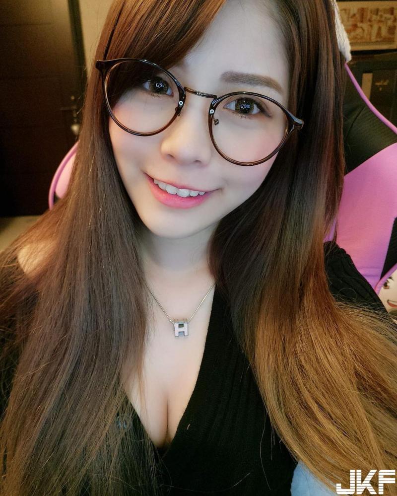 超甜美Youtuber臉紅心跳的18禁實測！讓人看得不要不要！