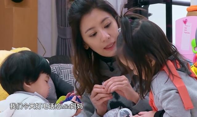 賈靜雯邀請Mia做客，修傑楷面無表情說了兩個字，節目沒敢配字幕 