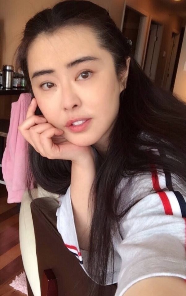 王祖賢息影多年開金口唱《思念是一種病》！當她唱到副歌網友瞬間跌倒！