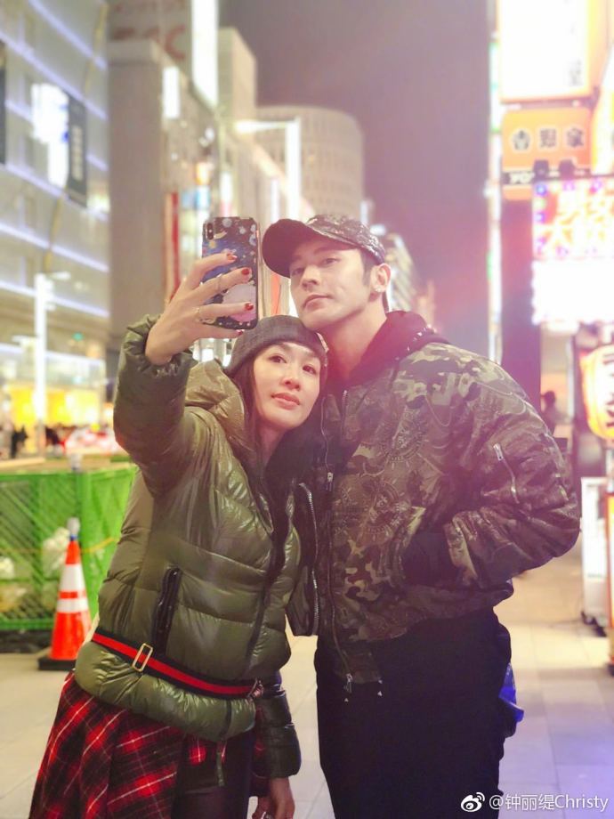 燦笑走出婦產科！48歲鍾麗緹爆真的懷孕了，老公親上火線回應~