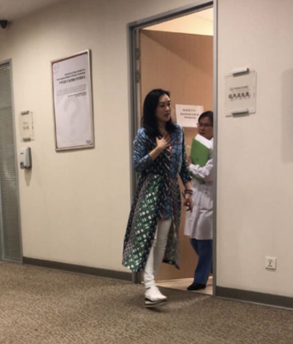 燦笑走出婦產科！48歲鍾麗緹爆真的懷孕了，老公親上火線回應~