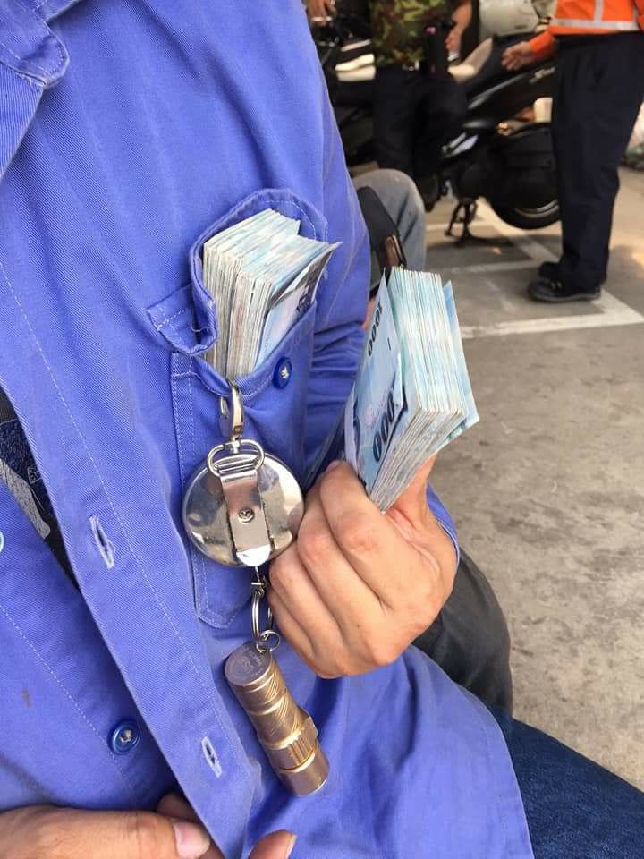 這份工作月2X萬！他錢多到塞爆口袋…PO薪資袋 網友驚不敢相信 背後辛酸卻是…