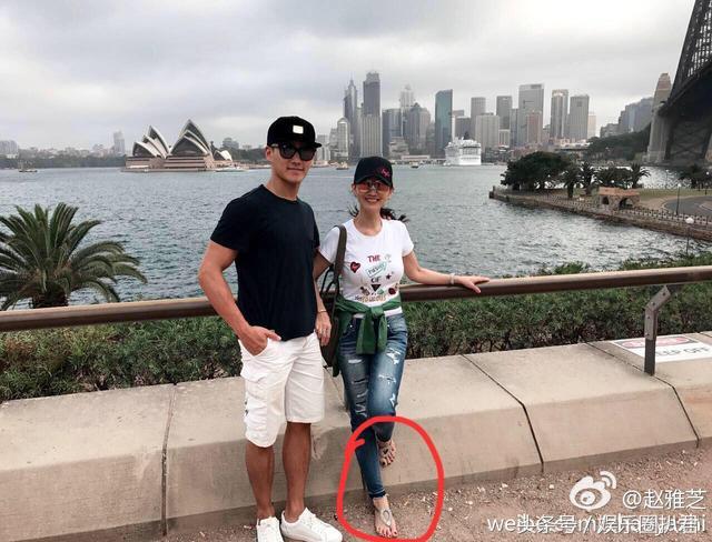 63歲趙雅芝與兒子合照似情侶，『 但網友卻紛紛注意到她的腳』… 