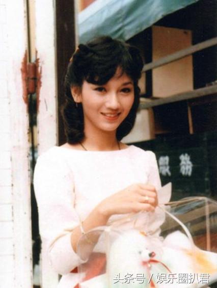 63歲趙雅芝與兒子合照似情侶，『 但網友卻紛紛注意到她的腳』… 