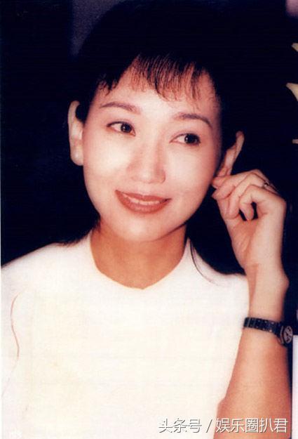 63歲趙雅芝與兒子合照似情侶，『 但網友卻紛紛注意到她的腳』… 