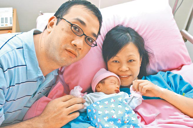 彭佳慧15年來情路坎坷「直到嫁給了他」！　如今雙胞胎女兒萌翻眾人、幸福滿分 ~