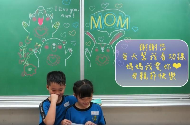 媽媽我愛您！老師上課「要學生打電話回家」　哭到說不出話「其他人幫忙告白」感動上萬網友 