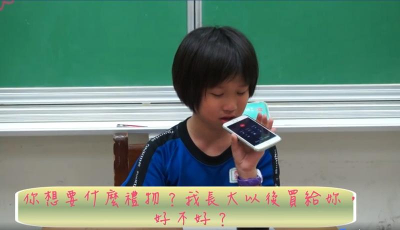 媽媽我愛您！老師上課「要學生打電話回家」　哭到說不出話「其他人幫忙告白」感動上萬網友 