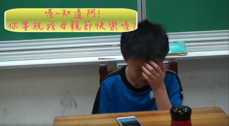 媽媽我愛您！老師上課「要學生打電話回家」　哭到說不出話「其他人幫忙告白」感動上萬網友 